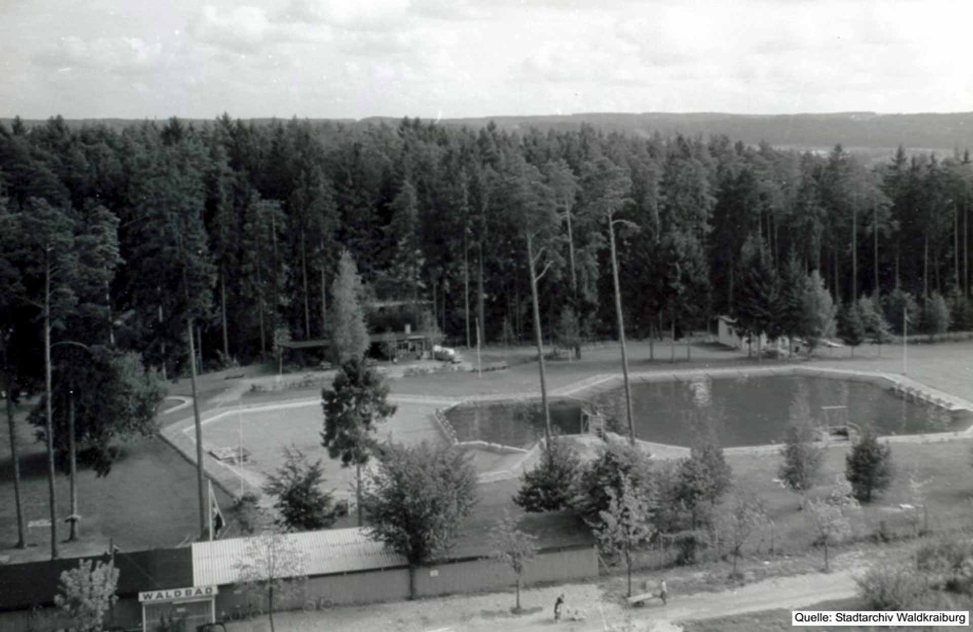 Die ersten Jahre: Kühlbecken dienen als Schwimmbad