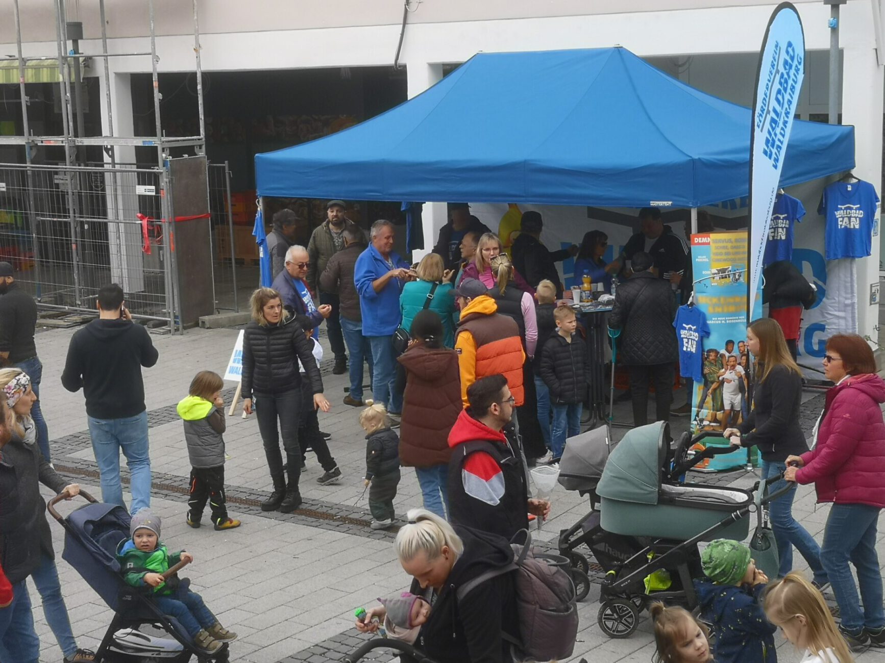 Infostand in der Fußgängerzone, am Blaulicht-Tag