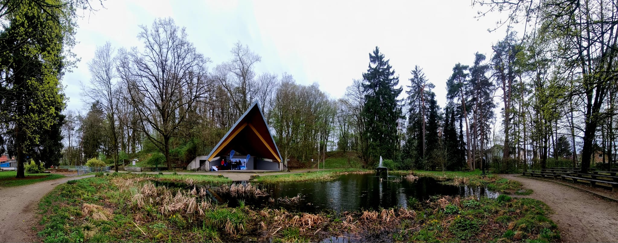 Stadtpark mit Teich und Pavillion